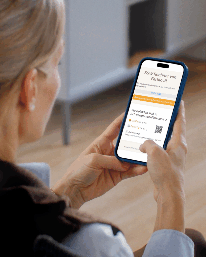 La signora utilizza gli schwangerschaftsrechner digitali di Fertilovit sul proprio smartphone, per seguire l'andamento della propria vita quotidiana.