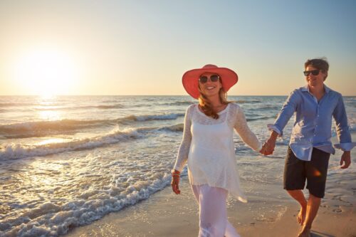 Pareja embarazada en la playa