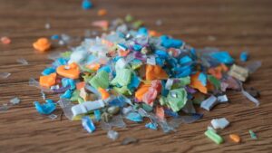 microplastics have been found in human semen and may damage male fertility by increasing oxidative stress / Mikroplastik taucht im männlichen Sperma auf und scheint die Fruchtbarkeit durch erhöhten oxidativen Stress zu schädigen